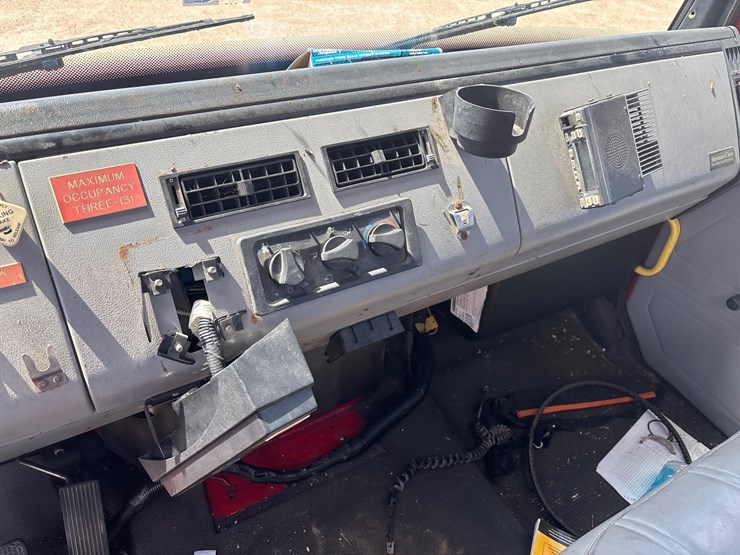 1997-freightliner-fl80-image-10