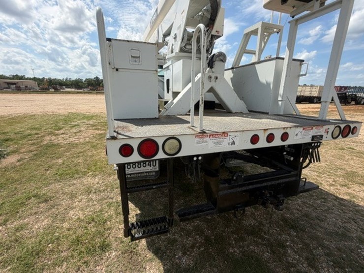 2014-freightliner-m2-106-image-15