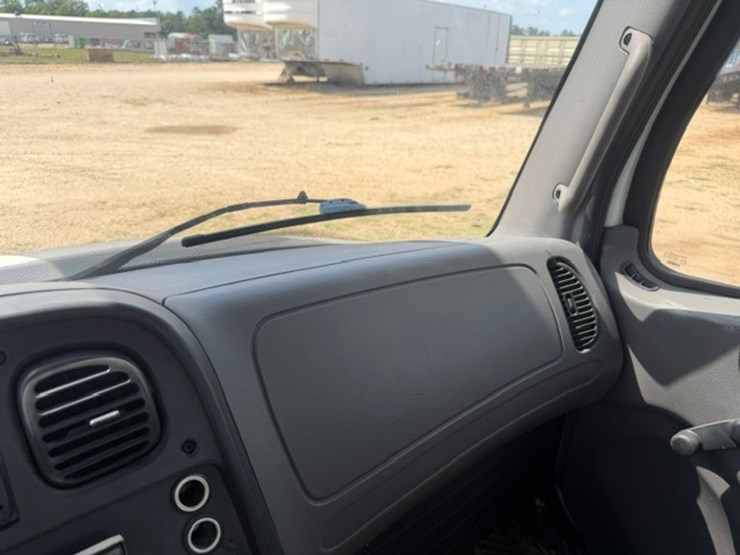 2014-freightliner-m2-106-image-76
