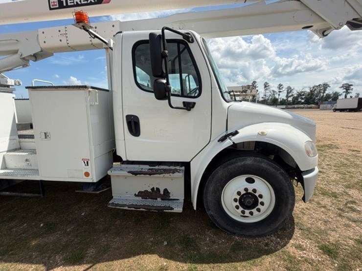 2014-freightliner-m2-106-image-25
