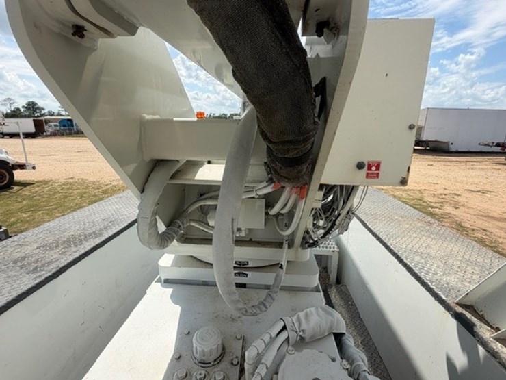 2014-freightliner-m2-106-image-64