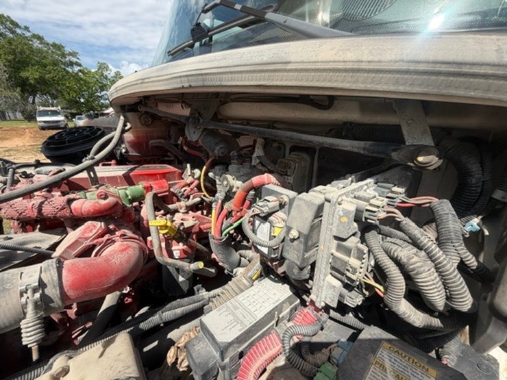 2014-freightliner-m2-106-image-89