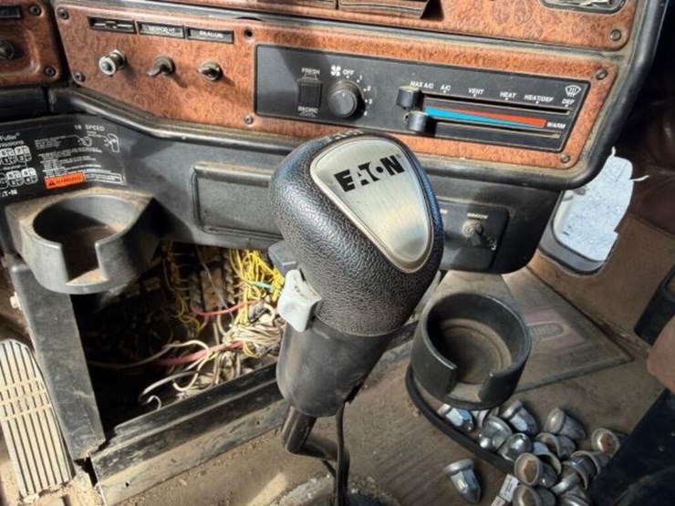 2004-freightliner-fld120-image-10
