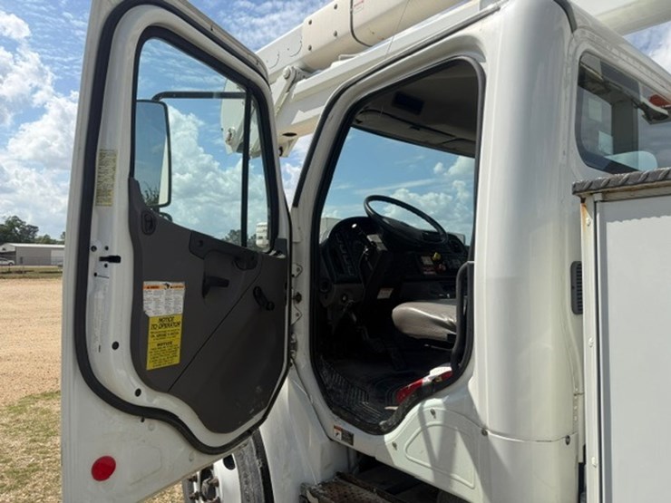 2014-freightliner-m2-106-image-66