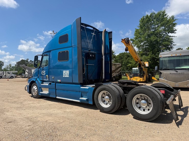 #35801-•-2018-volvo-truck-image-4