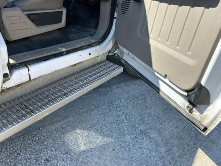 2008-ford-f550-xl-image-32