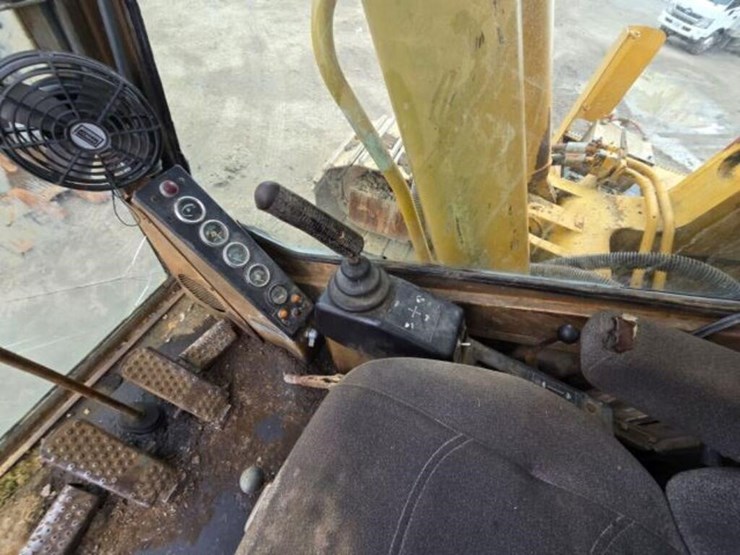 1990-caterpillar-245b-image-38