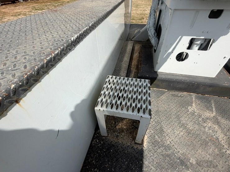 2014-freightliner-m2-106-image-41