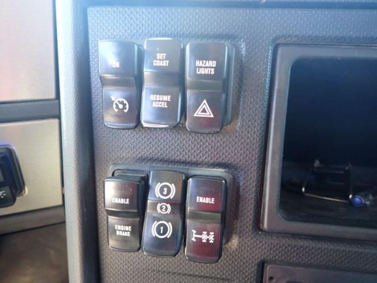 2012-caterpillar-ct660s-image-21