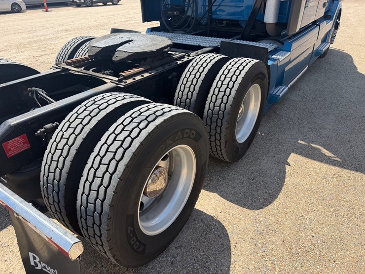 #35801-•-2018-volvo-truck-image-6