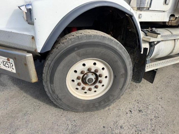 2004-freightliner-fld120-image-45