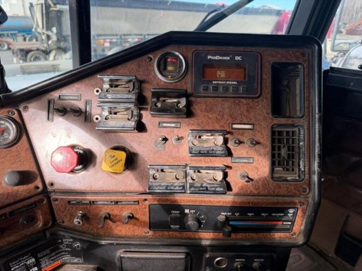 2004-freightliner-fld120-image-14