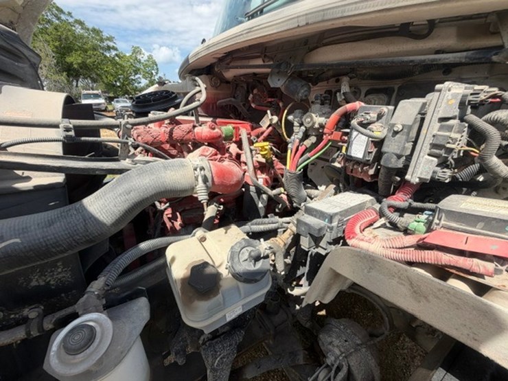 2014-freightliner-m2-106-image-88