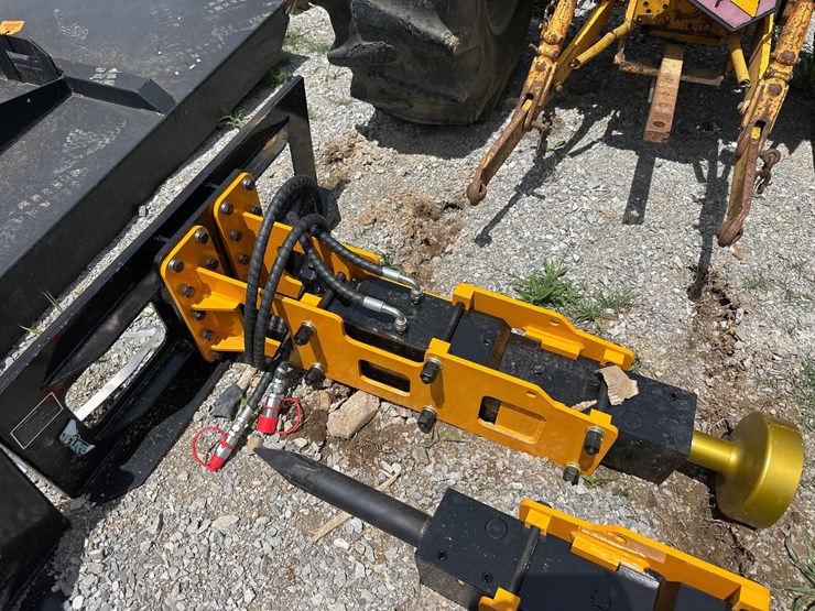 #1605-•-new-quick-attach-pile-hammer-image-1