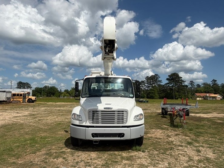 2014-freightliner-m2-106-image-6