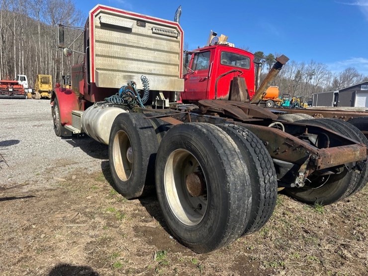 1985-peterbilt-359-image-5