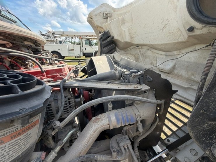 2014-freightliner-m2-106-image-102
