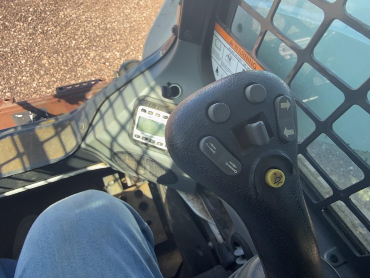 2017-bobcat-t740-image-31