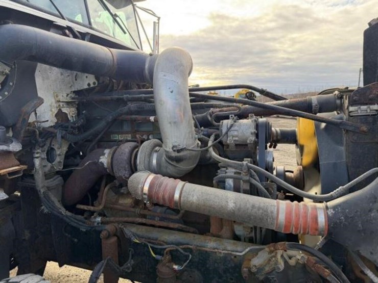 2004-freightliner-fld120-image-26