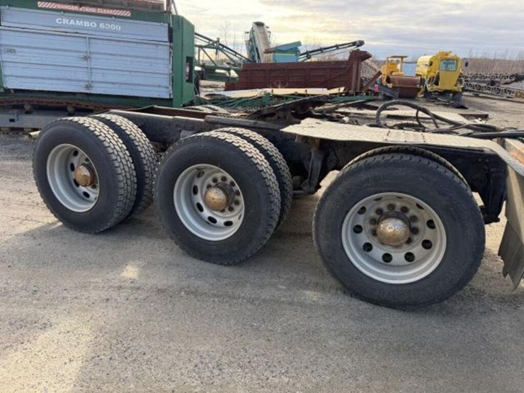 2004-freightliner-fld120-image-36