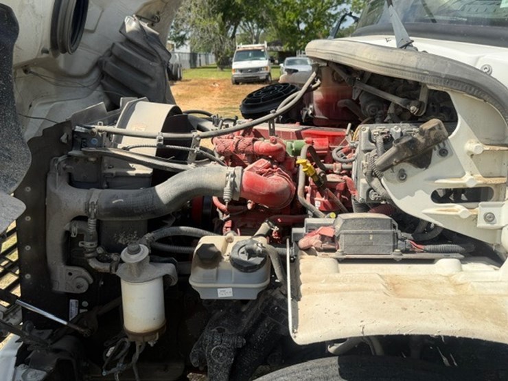 2014-freightliner-m2-106-image-85