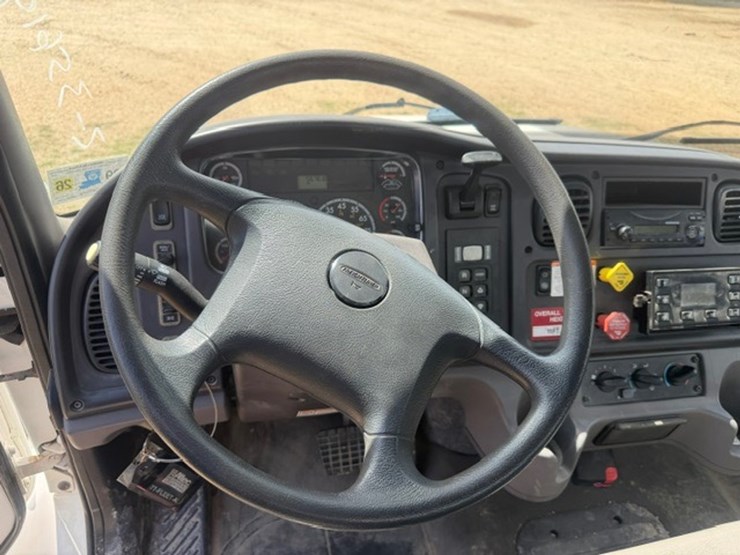 2014-freightliner-m2-106-image-80
