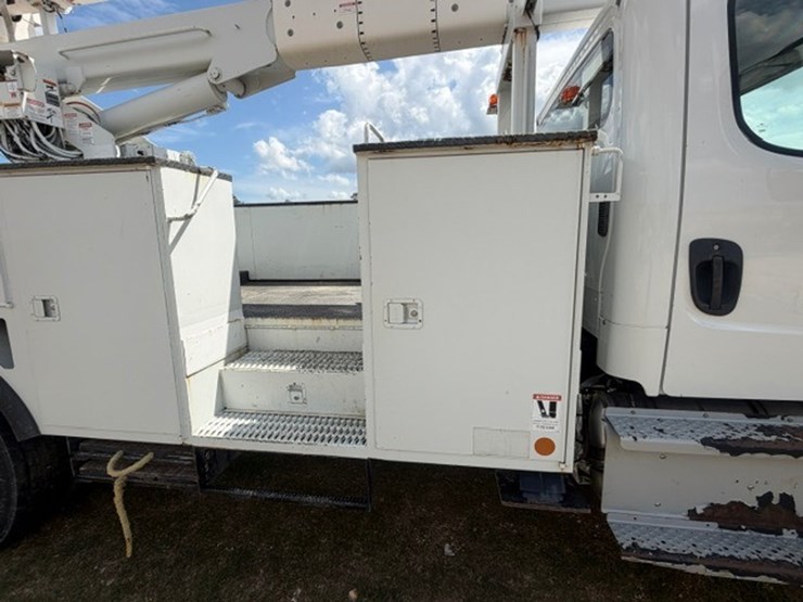 2014-freightliner-m2-106-image-28