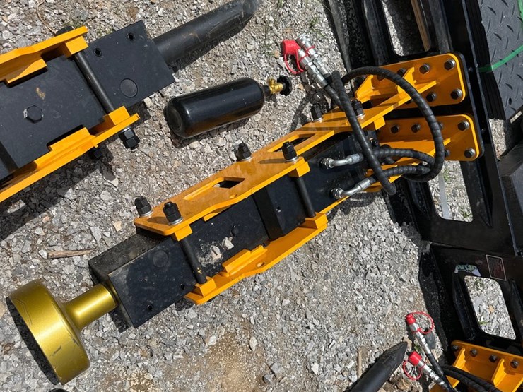 #1603-•-new-quick-attach-pile-hammer-image-1