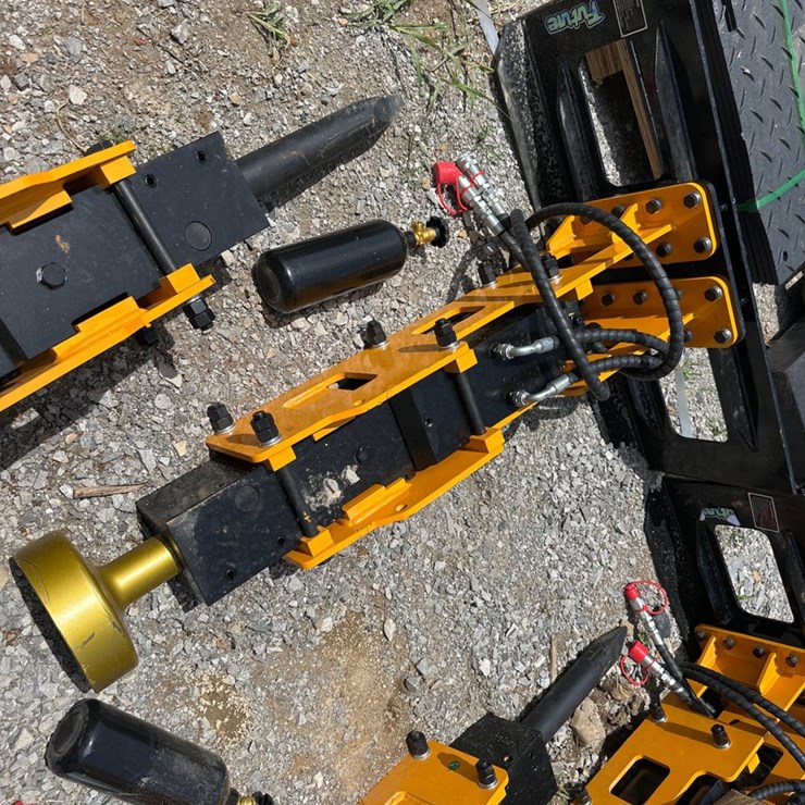 #1603 • New quick attach Pile Hammer