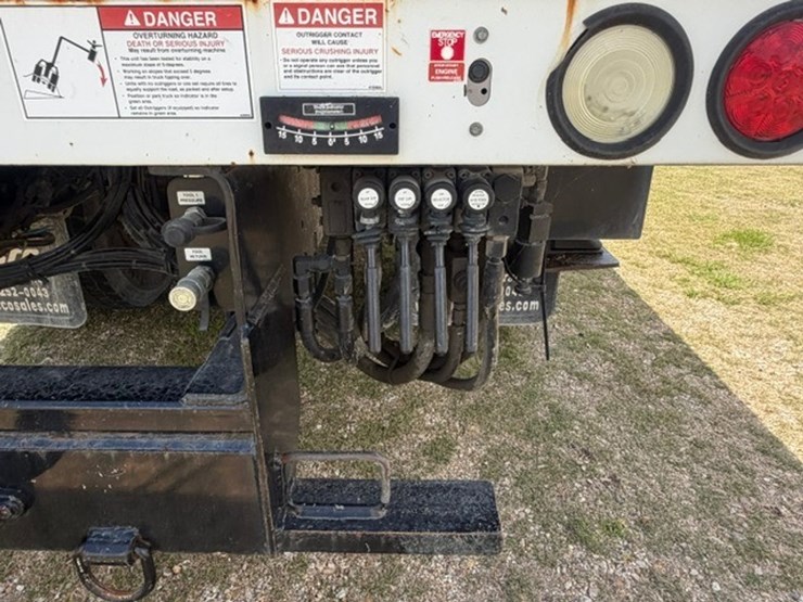 2014-freightliner-m2-106-image-12