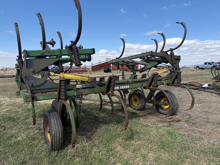 john-deere-chisel-plow-image-1