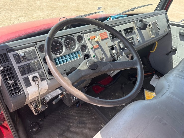 1997-freightliner-fl80-image-9