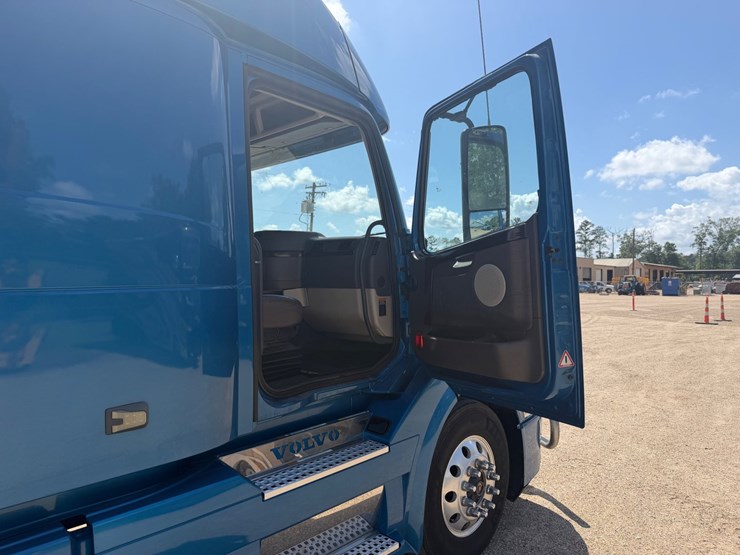 #35801-•-2018-volvo-truck-image-7