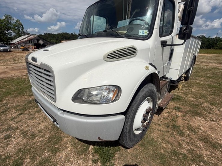 2014-freightliner-m2-106-image-23