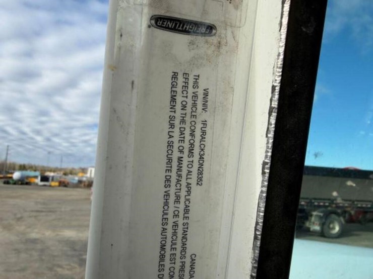 2004-freightliner-fld120-image-7