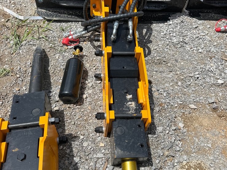 #1603-•-new-quick-attach-pile-hammer-image-2