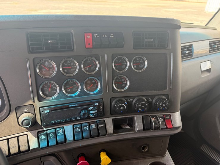 2015-kenworth-t680-image-10