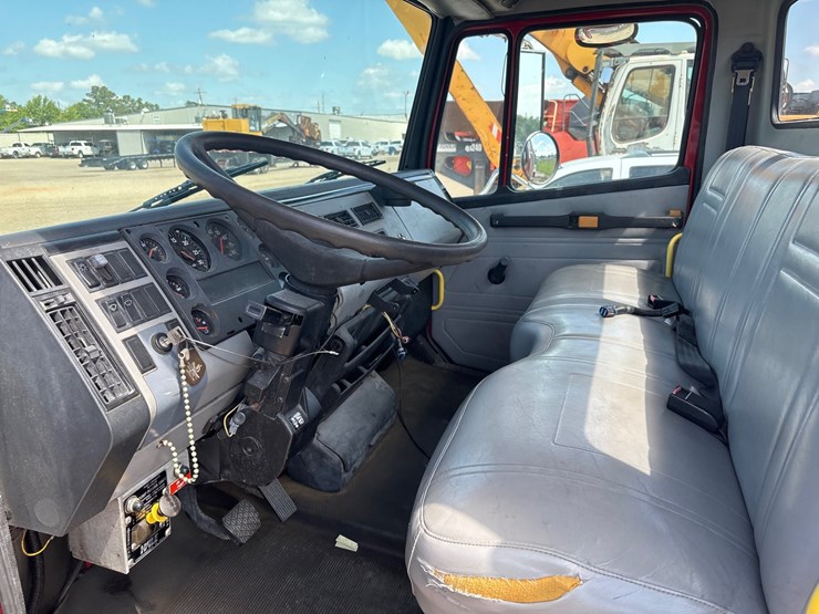 #35838-•-1997-freightliner-fl88-image-9