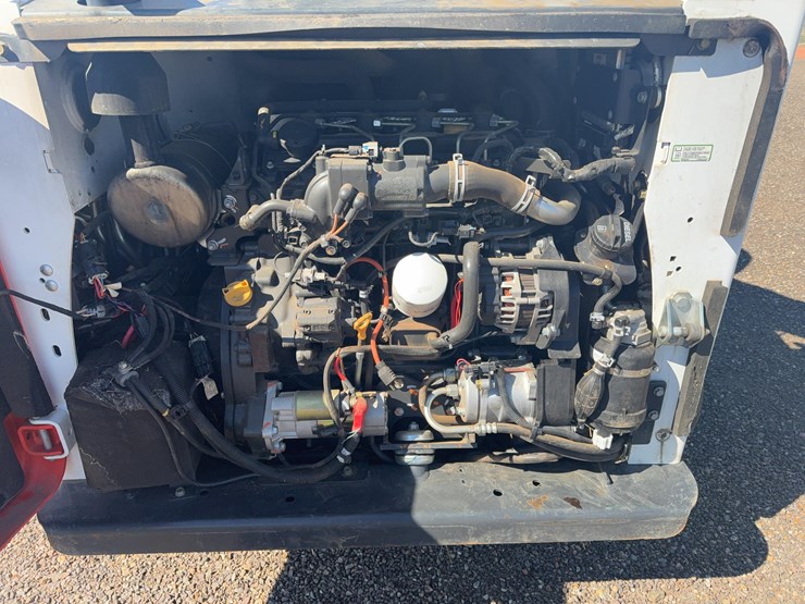 2017-bobcat-t740-image-15