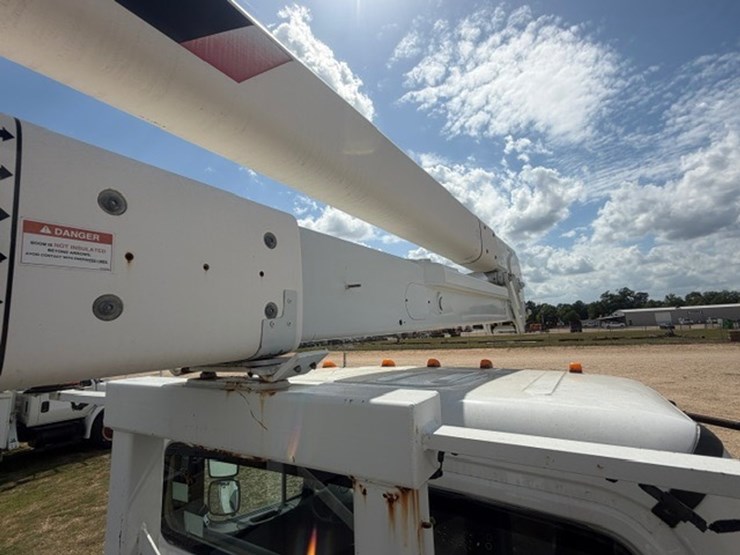 2014-freightliner-m2-106-image-36