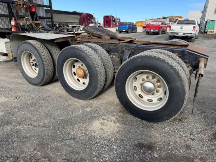 2004-freightliner-fld120-image-40