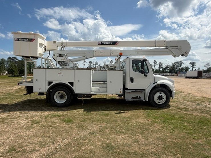 2014-freightliner-m2-106-image-8