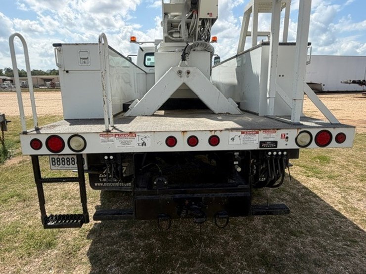 2014-freightliner-m2-106-image-10