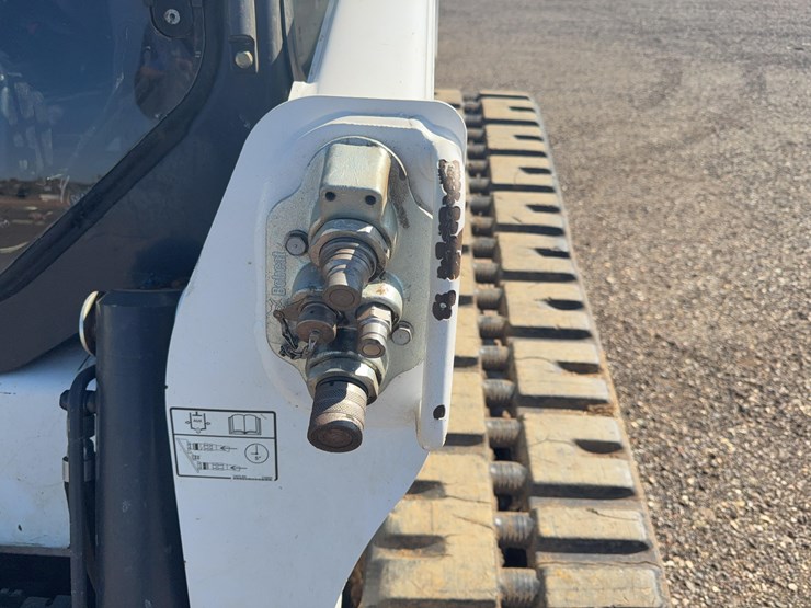 2017-bobcat-t740-image-25