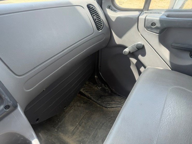 2014-freightliner-m2-106-image-75