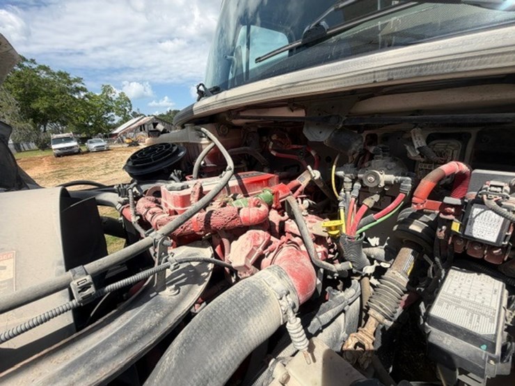 2014-freightliner-m2-106-image-95
