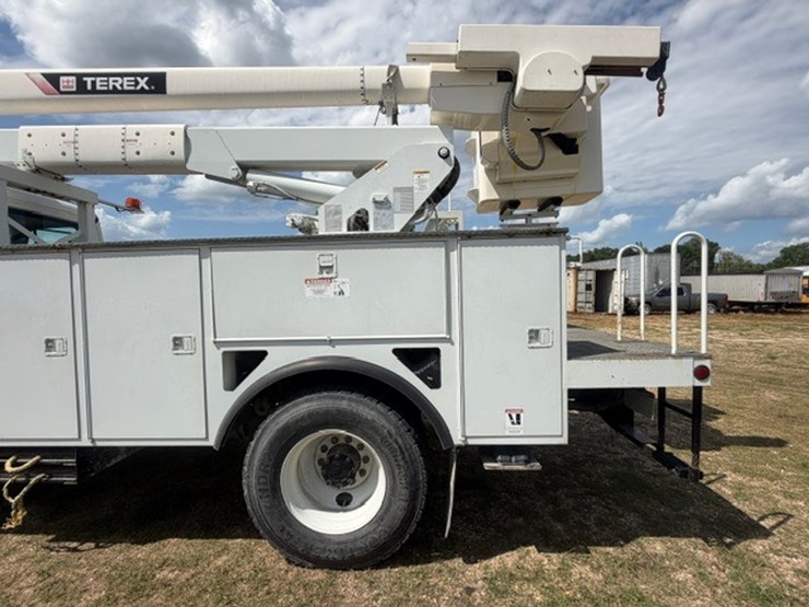 2014-freightliner-m2-106-image-16
