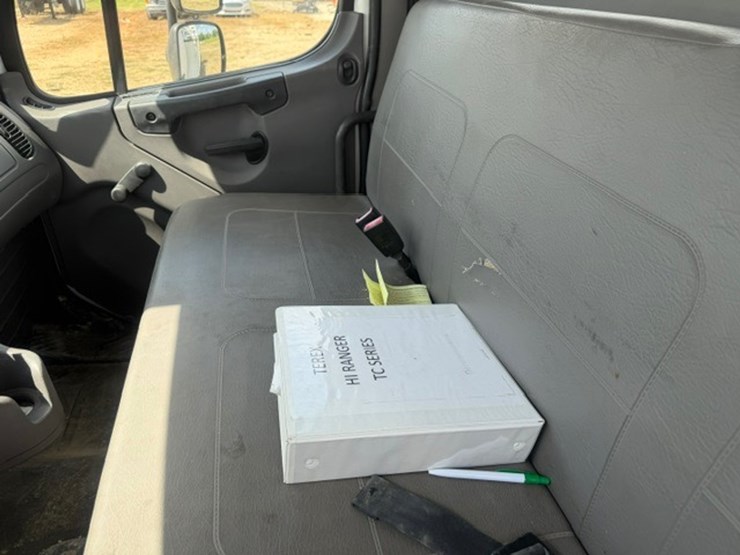 2014-freightliner-m2-106-image-73
