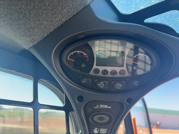 2017-bobcat-t740-image-33