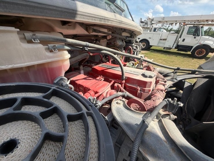 2014-freightliner-m2-106-image-104